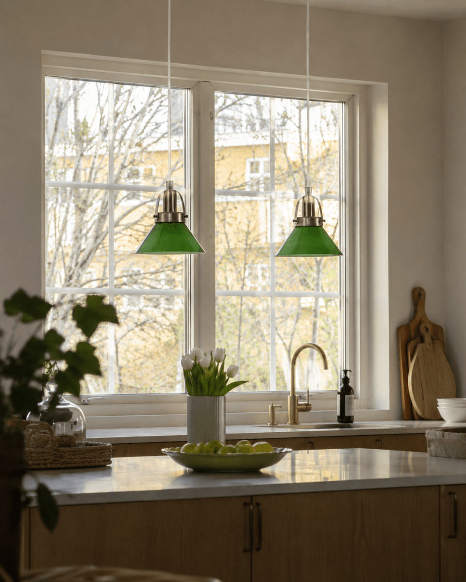 Mäster Ø15 Antikmässing/grön fönsterlampa från Lampan - Kupan i gr&ouml;nt glas ger ett j&auml;mnt och behagligt ljus som skapar en inbjudande k&auml;nsla i rummet.
