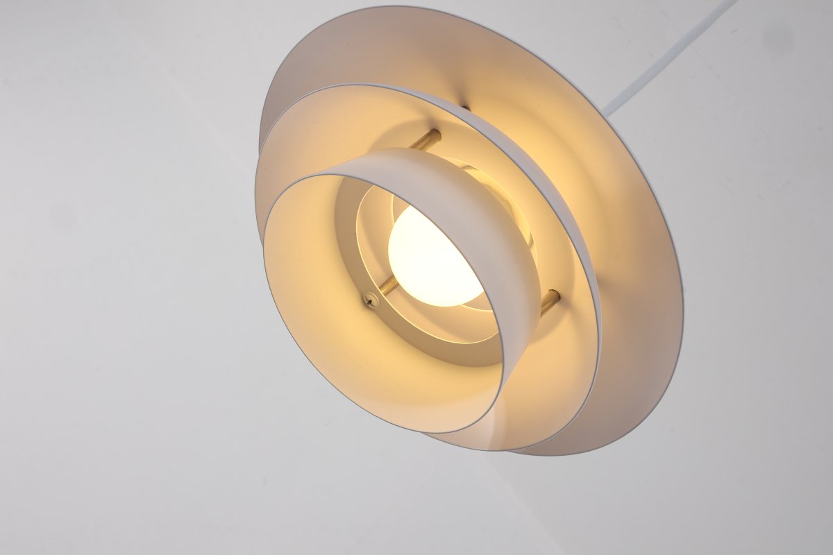 Stealth Ø20 Vit fönsterlampa från Nordic Lighting - Lampan &auml;r tillverkad i vit metall och har en mjukt lagerformad design som ger ett behagligt och ned&aring;triktat ljus &ndash; perfekt f&ouml;r f&ouml;nster eller mindre ytor.