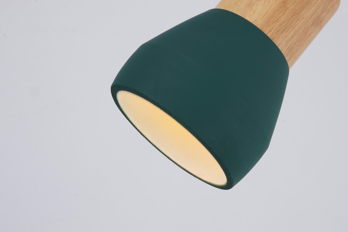 Pepe Ø13 Grön fönsterlampa från Nordic Lighting - Kombinationen av tr&auml; och betong ger ett robust och samtidigt varmt uttryck, medan den m&ouml;rkt gr&ouml;na, matta f&auml;rgen tillf&ouml;r en lugn och trendig k&auml;nsla.