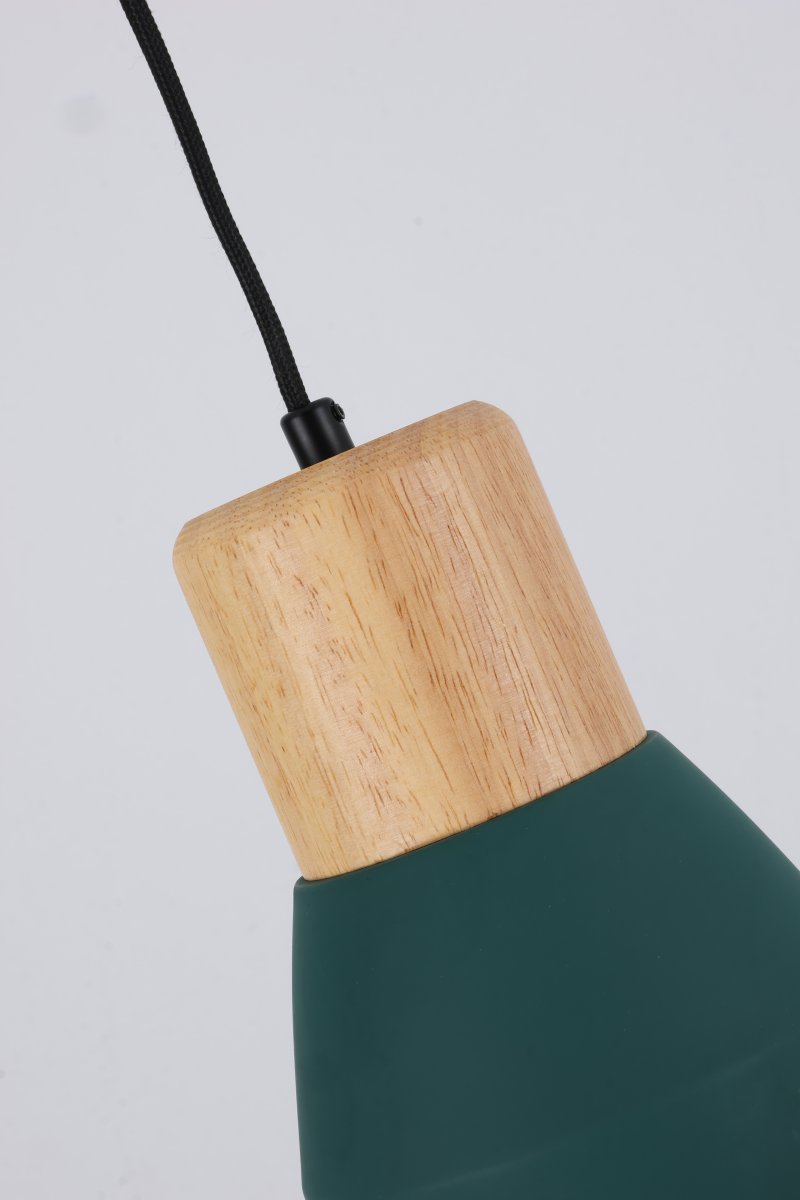 Pepe Ø13 Grön fönsterlampa från Nordic Lighting - Kombinationen av tr&auml; och betong ger ett robust och samtidigt varmt uttryck, medan den m&ouml;rkt gr&ouml;na, matta f&auml;rgen tillf&ouml;r en lugn och trendig k&auml;nsla.