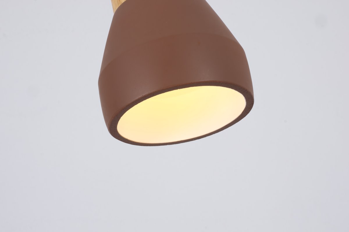 Pepe Ø13 Rost fönsterlampa från Nordic Lighting - Kombinationen av tr&auml; och betong ger ett robust och samtidigt varmt uttryck, medan den matta rostf&auml;rgen tillf&ouml;r ett lugn och trendig k&auml;nsla.