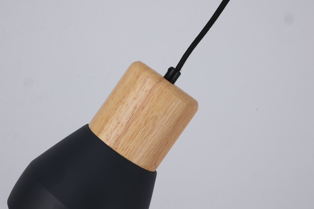 Pepe Ø13 Svart fönsterlampa från Nordic Lighting - Kombinationen av tr&auml; och betong ger ett robust och samtidigt varmt uttryck, medan den mattsvarta f&auml;rgen tillf&ouml;r ett lugn och trendig k&auml;nsla.