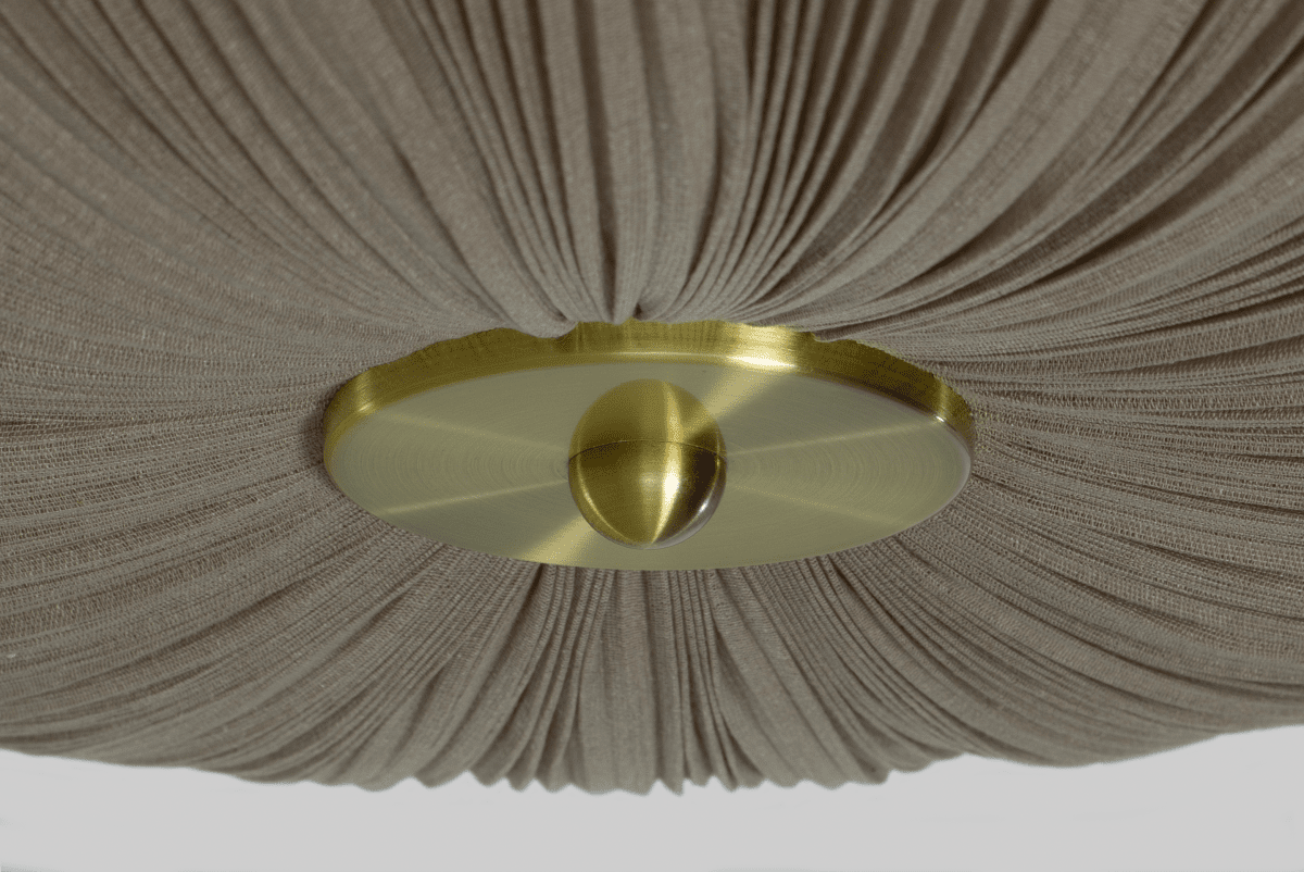 Lady Ø45 Grå plafond från Aneta Lighting - Kombinationen av den varmgr&aring; textilen och detaljerna i m&auml;ssing ger lampan ett stilfullt och tidl&ouml;st uttryck.