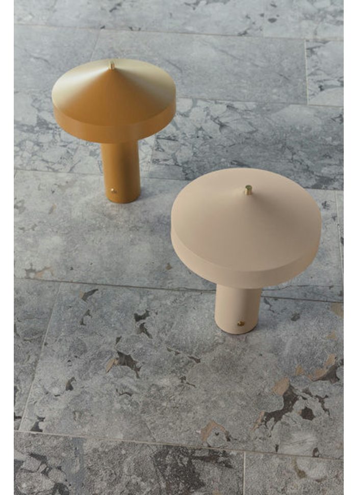 Hatto 40cm Mörkgul bordslampa från OYOY - Lampan &auml;r en del av den popul&auml;ra Hatto-serien och finns i flera moderna f&auml;rger.