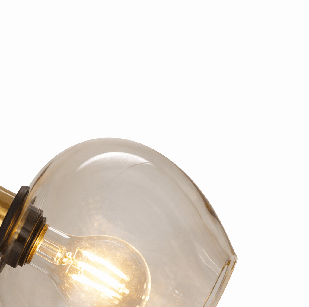 Ariston Ø20 Amber fönsterlampa från Lampan - Den b&auml;rnstensf&auml;rgade glaskupan ger ett varmt och behagligt ljus, medan detaljerna i borstad m&auml;ssingsfinish tillf&ouml;r en modern och exklusiv k&auml;nsla.