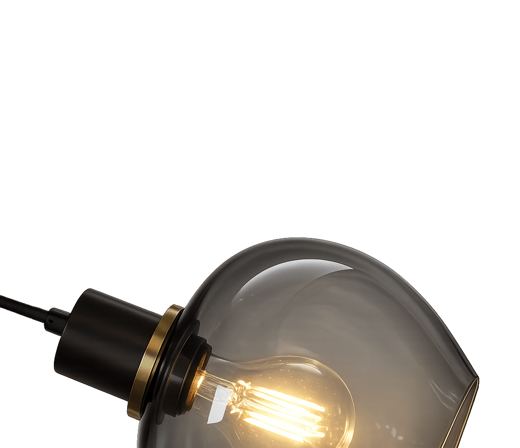 Ariston Ø20 Rökfärgad fönsterlampa från Lampan - Den r&ouml;kf&auml;rgade glaskupan ger ett fint och behagligt ljus, medan detaljen i borstad m&auml;ssingsfinish tillf&ouml;r en modern och exklusiv k&auml;nsla.