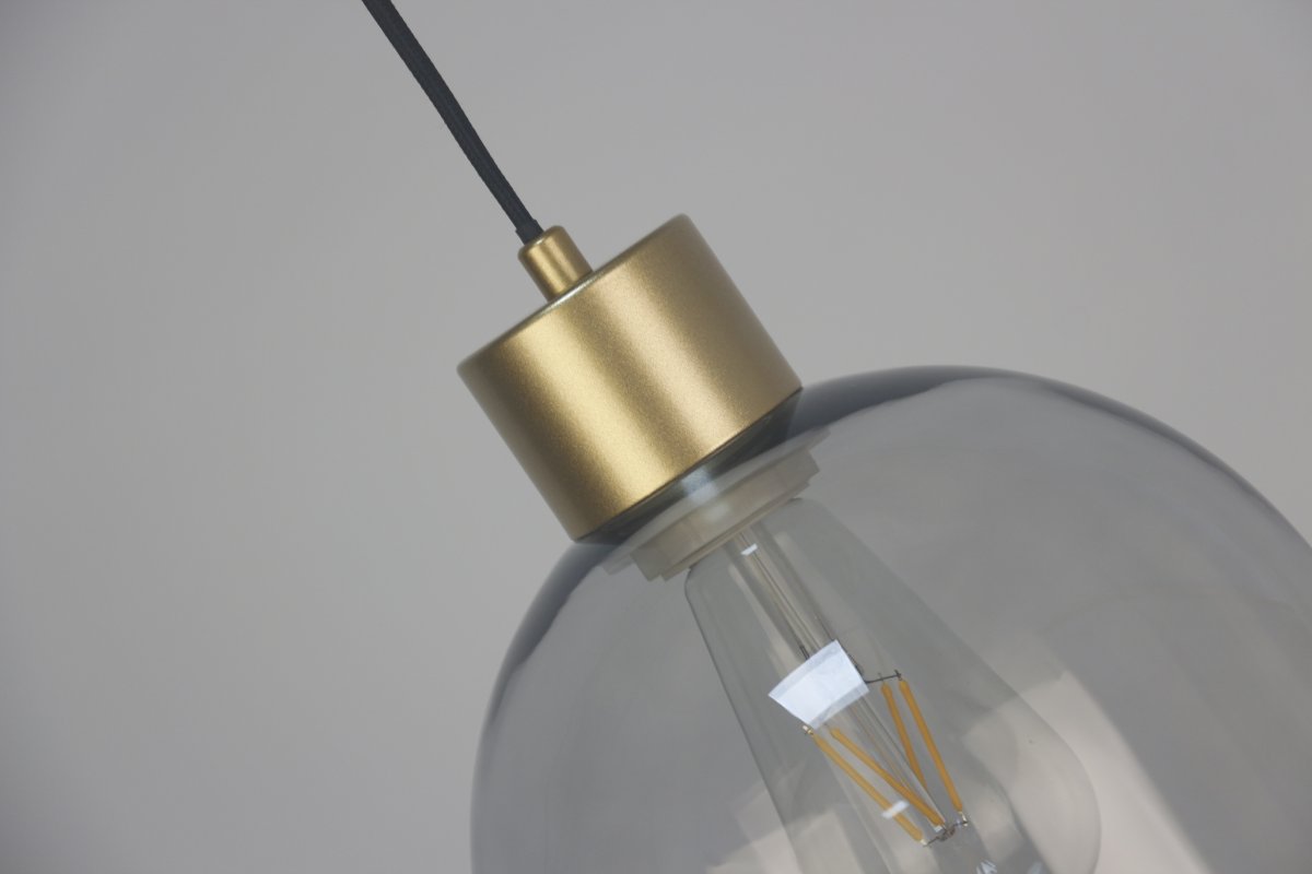 Origo Ø20 Rökfärgad fönsterlampa från Lampan - Den r&ouml;kf&auml;rgade glaskupan ger ett mjukt och st&auml;mningsfullt ljus, medan detaljerna i matt guldfinish tillf&ouml;r en varm och exklusiv k&auml;nsla.