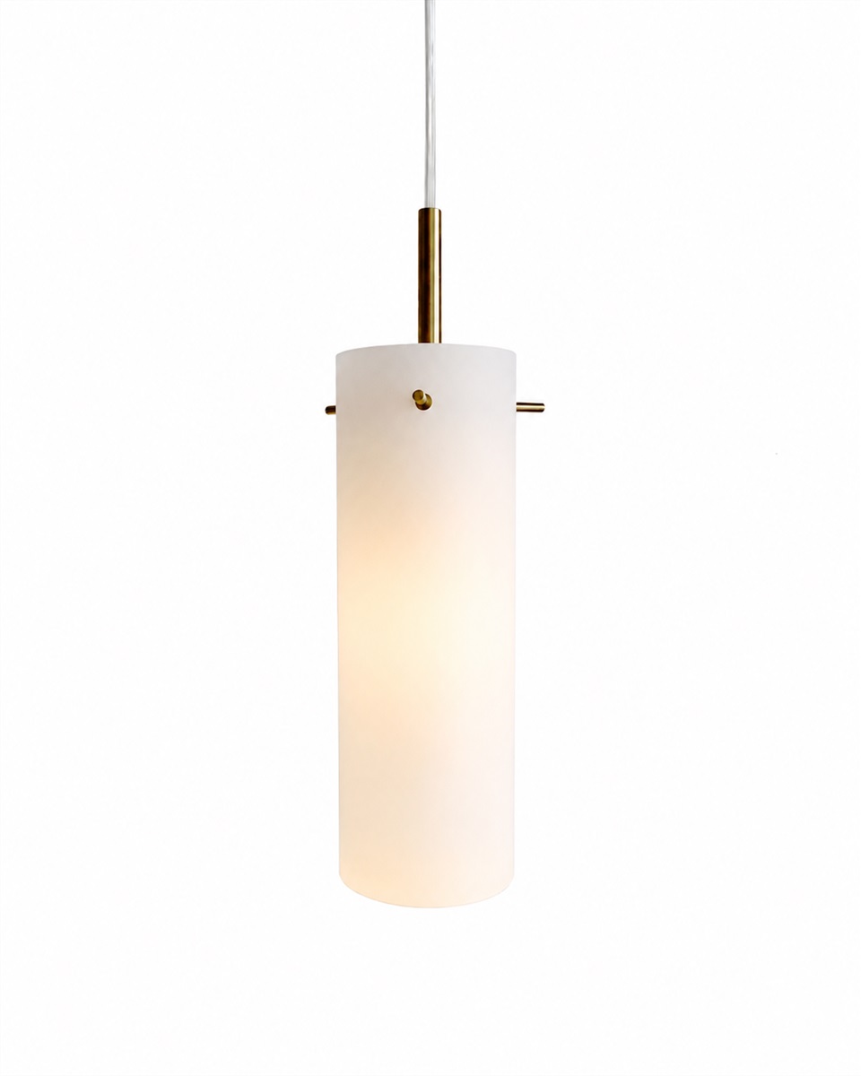 Cilinda Ø7 Mässing/vit fönsterlampa från Nordic Lighting - Det vita glaset skapar en fin ljusspridning och i kombination med m&auml;ssingdetaljerna blir det en snygg inredningsdetalj.