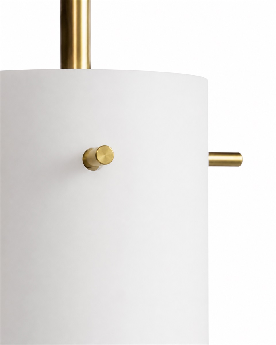 Cilinda Ø7 Mässing/vit fönsterlampa från Nordic Lighting - Det vita glaset skapar en fin ljusspridning och i kombination med m&auml;ssingdetaljerna blir det en snygg inredningsdetalj.