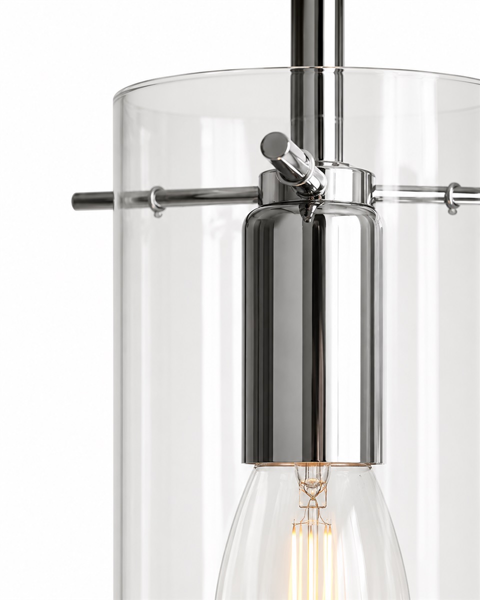 Cilinda Ø7 Krom/transparent fönsterlampa från Nordic Lighting - Det klara glaset skapar en fin ljusspridning och i kombination med metallen ikromfinish blir det en snygg inredningsdetalj.
