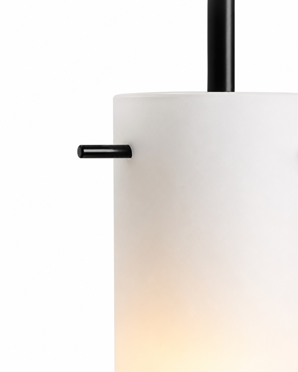 Cilinda Ø7 Svart/vit fönsterlampa från Nordic Lighting - Det vita glaset skapar en fin ljusspridning och i kombination med metallen i svart f&auml;rg blir det en snygg inredningsdetalj.