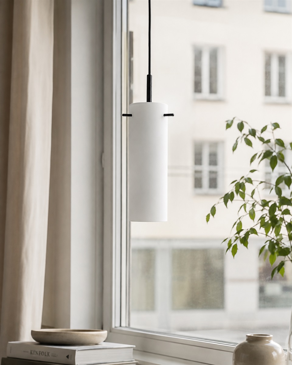 Cilinda Ø7 Svart/vit fönsterlampa från Nordic Lighting - Det vita glaset skapar en fin ljusspridning och i kombination med metallen i svart f&auml;rg blir det en snygg inredningsdetalj.