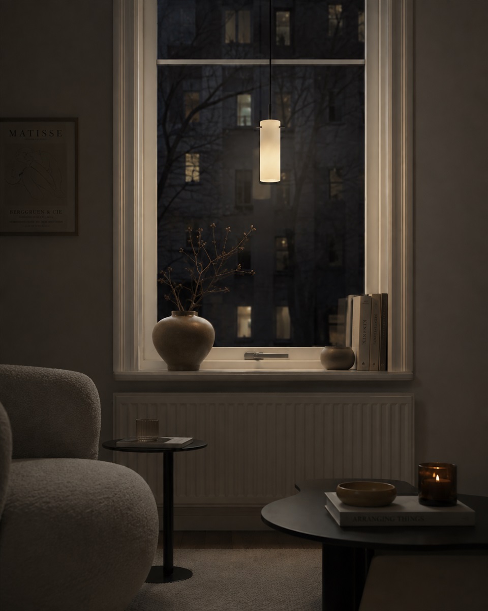 Cilinda Ø7 Svart/vit fönsterlampa från Nordic Lighting - Det vita glaset skapar en fin ljusspridning och i kombination med metallen i svart f&auml;rg blir det en snygg inredningsdetalj.