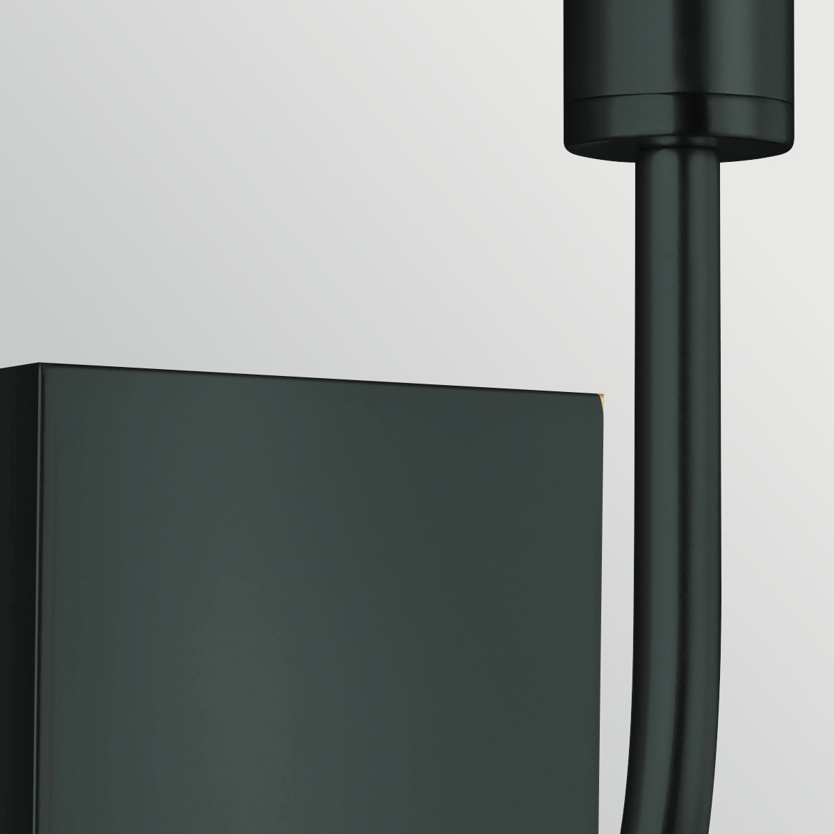 Brianna 36cm Svart vägglampa från Elstead Lighting - Armaturen &auml;r tillverkad i svart metall och har en mjukt b&ouml;jd arm som skapar en fin kontrast mot den raka v&auml;ggplattan.