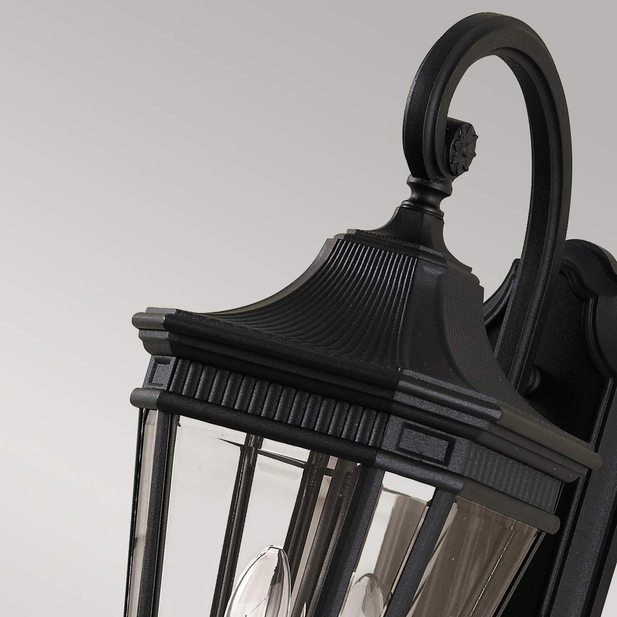 Cotswold Lane Svart utelampa från Elstead Lighting - Cotswold v&auml;gglampa har en klassisk design som p&aring;minner om antika gaslyktor, med detaljer som liknar arkitektoniska lister l&auml;ngst upp p&aring; varje ruta av fasetterat glas.