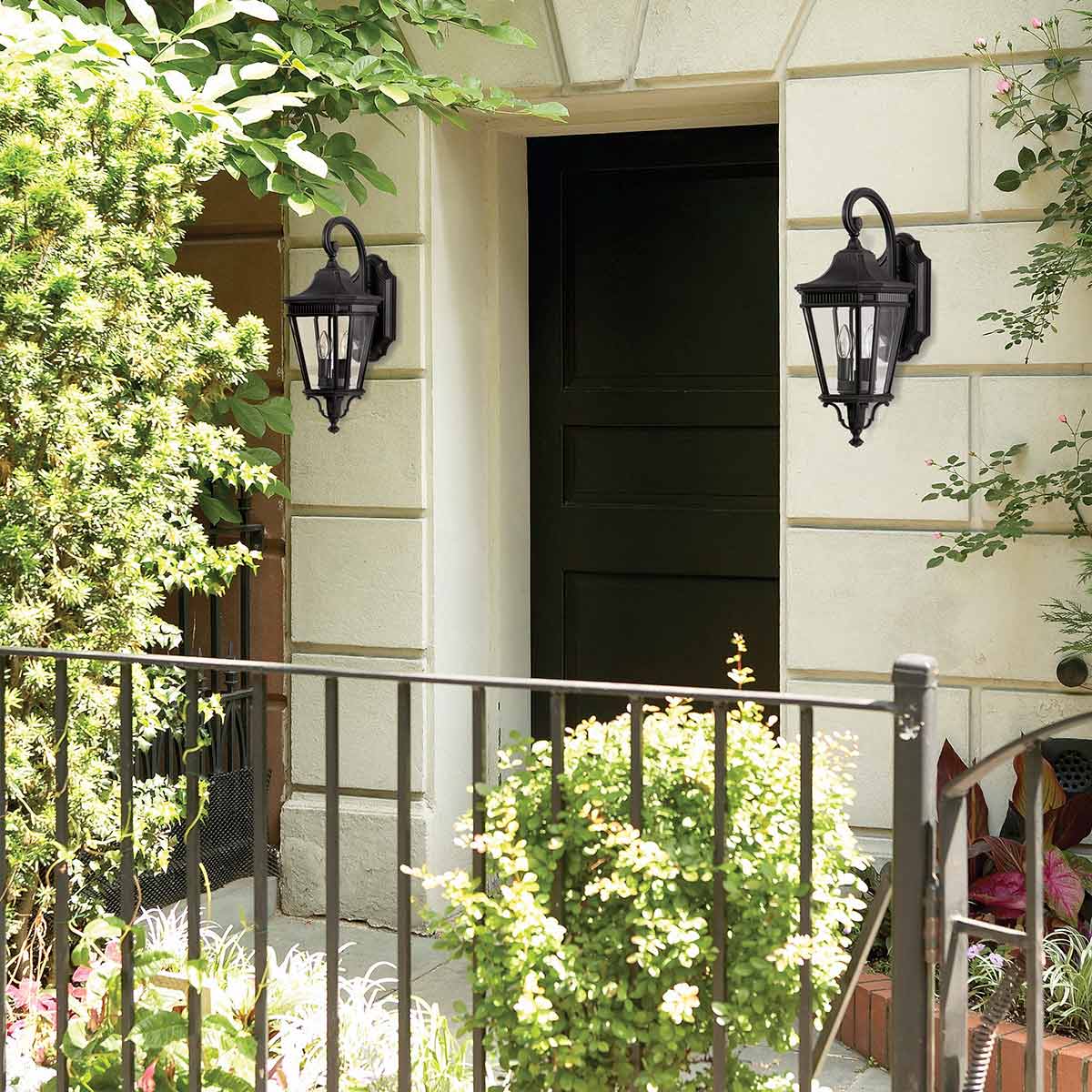 Cotswold Lane Svart utelampa från Elstead Lighting - Cotswold v&auml;gglampa har en klassisk design som p&aring;minner om antika gaslyktor, med detaljer som liknar arkitektoniska lister l&auml;ngst upp p&aring; varje ruta av fasetterat glas.