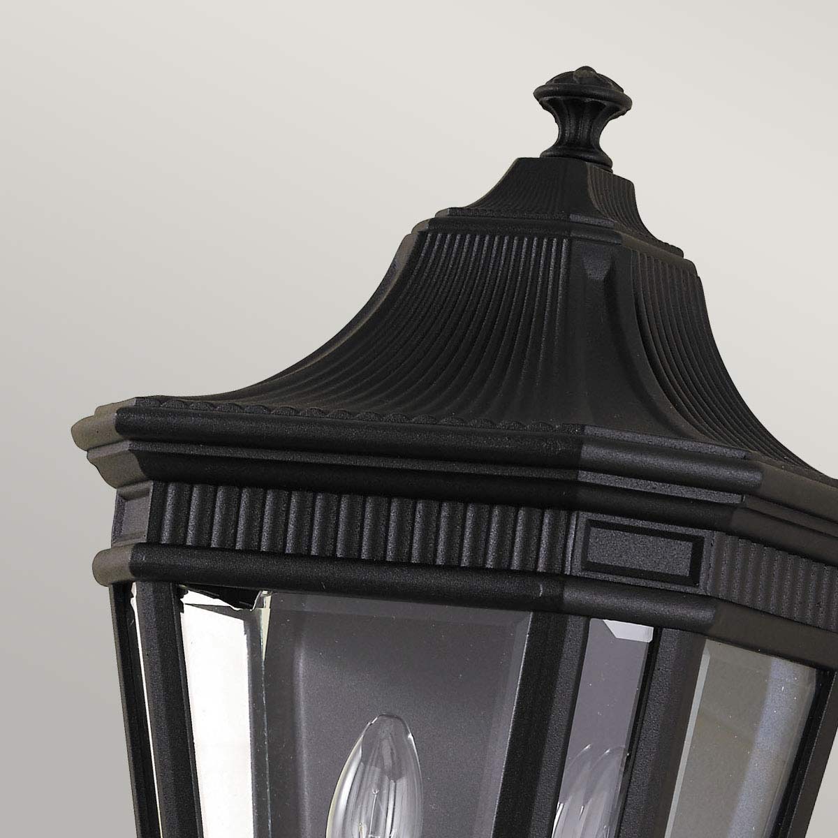 Cotswold Lane Svart utelampa från Elstead Lighting - Cotswold v&auml;gglampa har en klassisk design som p&aring;minner om antika gaslyktor, med detaljer som liknar arkitektoniska lister l&auml;ngst upp p&aring; varje ruta av fasetterat glas.