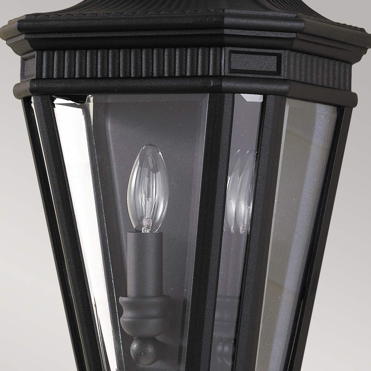 Cotswold Lane Svart utelampa från Elstead Lighting - Cotswold v&auml;gglampa har en klassisk design som p&aring;minner om antika gaslyktor, med detaljer som liknar arkitektoniska lister l&auml;ngst upp p&aring; varje ruta av fasetterat glas.