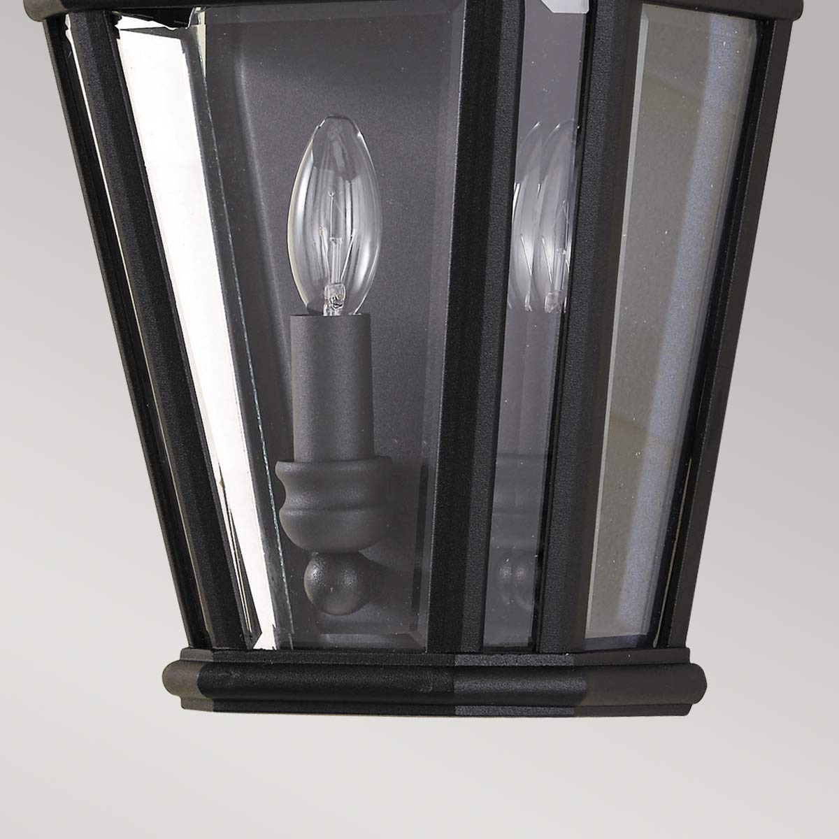 Cotswold Lane Svart utelampa från Elstead Lighting - Cotswold v&auml;gglampa har en klassisk design som p&aring;minner om antika gaslyktor, med detaljer som liknar arkitektoniska lister l&auml;ngst upp p&aring; varje ruta av fasetterat glas.