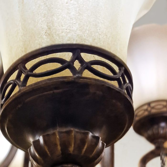 Drawing Room Ø137 Brons taklampa från Elstead Lighting - De &ouml;verlappande b&aring;garna och de r&auml;fflade detaljerna &aring;terfinns b&aring;de i de pressade glassk&aring;larna och de gjutna aluminiumf&auml;stena.