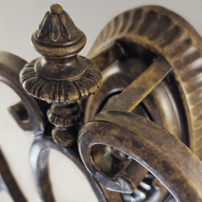 Drawing Room 46cm Brons vägglampa från Elstead Lighting - Ljusk&auml;llorna p&aring; vardera arm omfamnas av varsin dekorativ glassk&auml;rm som bidrar med en fin och harmonisk ljusspridning i rummet.