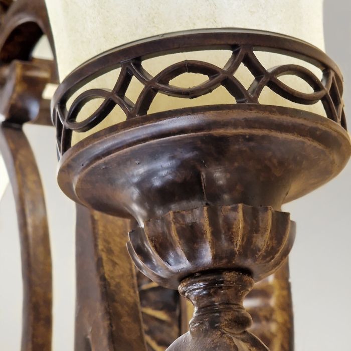Drawing Room 46cm Brons vägglampa från Elstead Lighting - Ljusk&auml;llorna p&aring; vardera arm omfamnas av varsin dekorativ glassk&auml;rm som bidrar med en fin och harmonisk ljusspridning i rummet.