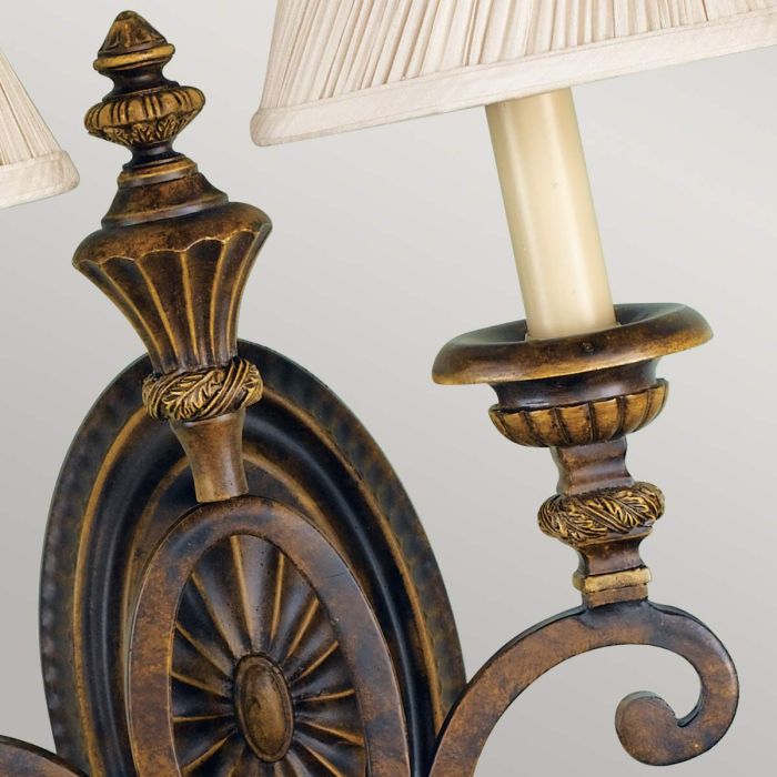 Drawing Room 60cm Brons vägglampa från Elstead Lighting - Ljusk&auml;llorna p&aring; vardera arm omfamnas av varsin dekorativ lampsk&auml;rm som bidrar med en fin och harmonisk ljusspridning i rummet.