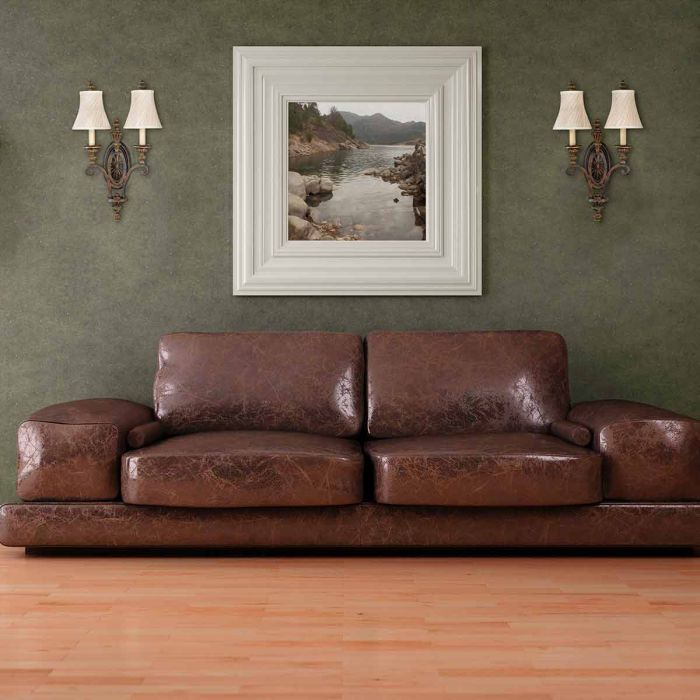 Drawing Room 60cm Brons vägglampa från Elstead Lighting - Ljusk&auml;llorna p&aring; vardera arm omfamnas av varsin dekorativ lampsk&auml;rm som bidrar med en fin och harmonisk ljusspridning i rummet.