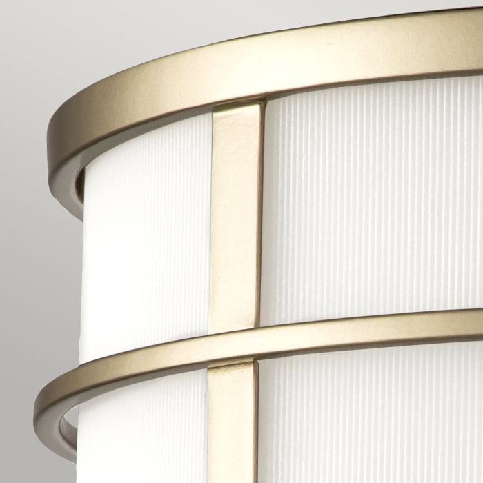 Fusion Ø34 Mässing plafond från Elstead Lighting - Ramen &auml;r f&ouml;rsedd med r&auml;fflat opalglas runt sidorna och en glaskupa som diffusor i botten, vilket skapar en fascinerande ljuseffekt.