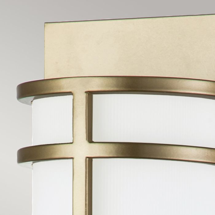 Fusion 43cm Mässing vägglampa från Elstead Lighting - Armaturen har en rektangul&auml;r v&auml;ggplatta och en serie yttre stavar som h&aring;ller en cylindrisk ram.