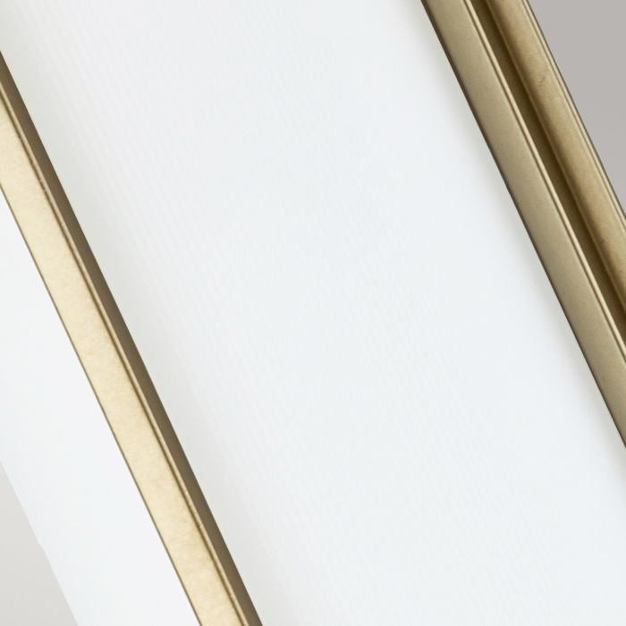 Fusion 43cm Mässing vägglampa från Elstead Lighting - Armaturen har en rektangul&auml;r v&auml;ggplatta och en serie yttre stavar som h&aring;ller en cylindrisk ram.