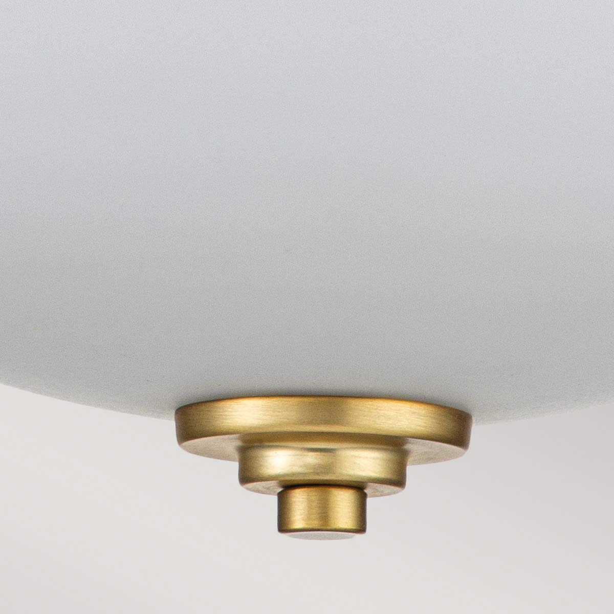 Malibu Ø34 Borstad mässing badrumslampa från Elstead Lighting - Malibu plafond i borstad m&auml;ssing &auml;r en elegant och m&aring;ngsidig taklampa som passar b&aring;de klassiska och moderna inredningar.