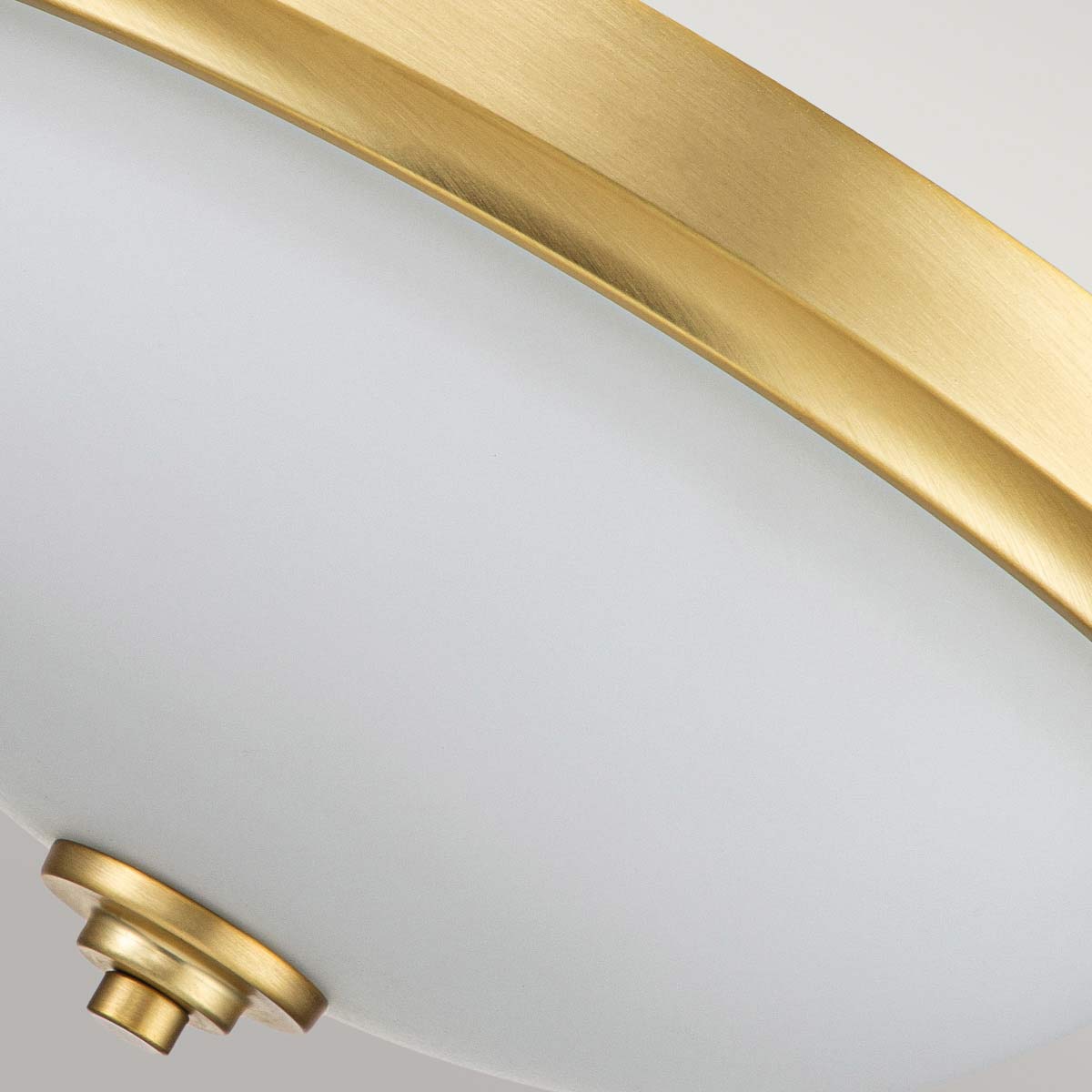 Malibu Ø34 Borstad mässing badrumslampa från Elstead Lighting - Malibu plafond i borstad m&auml;ssing &auml;r en elegant och m&aring;ngsidig taklampa som passar b&aring;de klassiska och moderna inredningar.