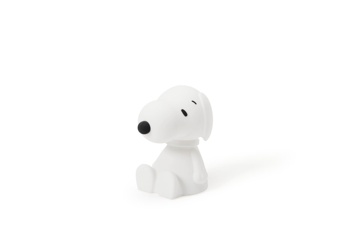 Snoopy First Light Vit barnlampa från Mr Maria - Mr Marias Snoopy &auml;r en ikon f&ouml;r att dr&ouml;mma stort och att g&ouml;ra det p&aring; sitt eget s&auml;tt, coolare &auml;n s&aring; blir det inte!
