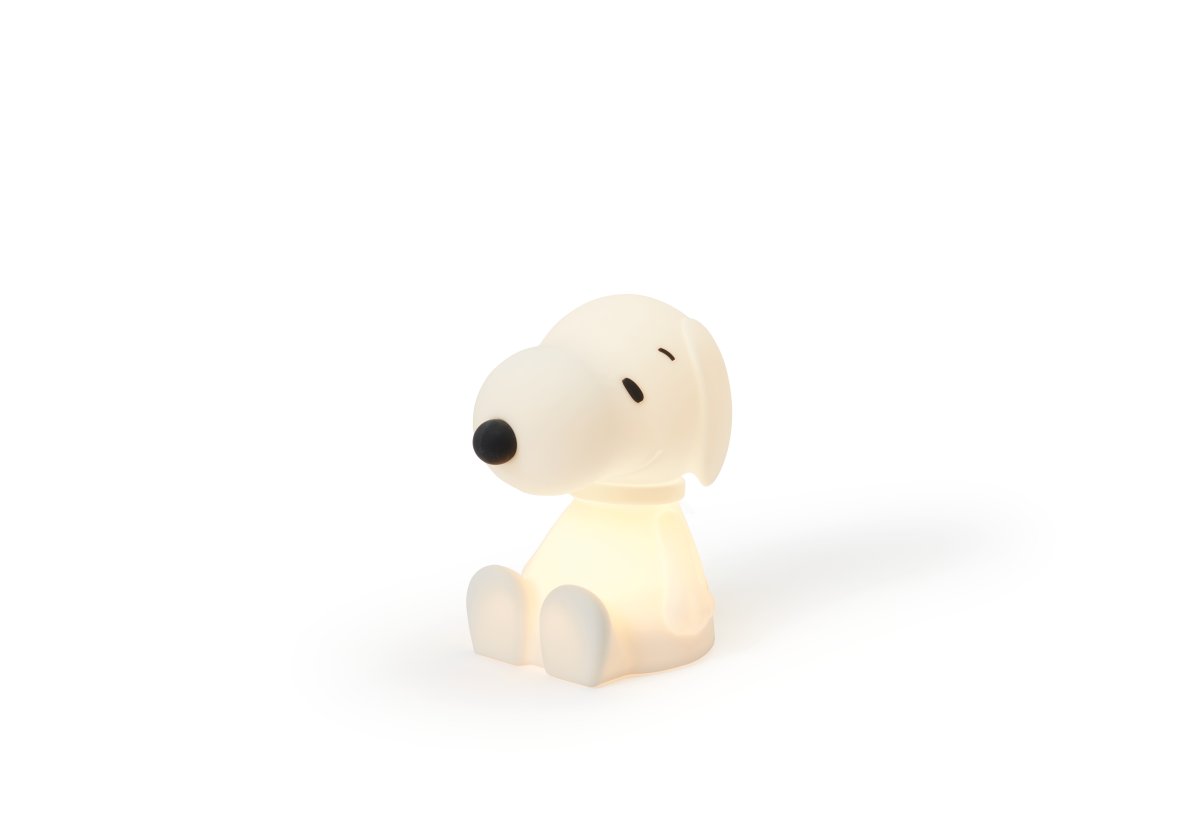 Snoopy First Light Vit barnlampa från Mr Maria - Mr Marias Snoopy &auml;r en ikon f&ouml;r att dr&ouml;mma stort och att g&ouml;ra det p&aring; sitt eget s&auml;tt, coolare &auml;n s&aring; blir det inte!