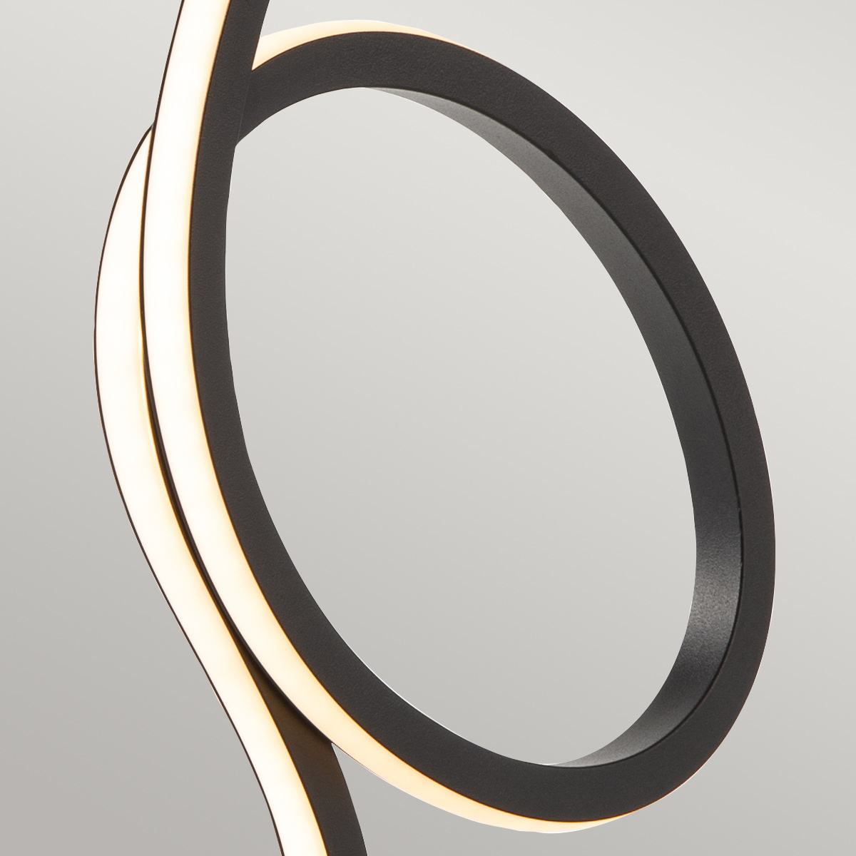 Flamingo 50cm Svart bordslampa från Elstead Lighting - Flamingo &auml;r en konstn&auml;rlig och elegant bordslampa som kombinerar modern design med skulptural estetik.