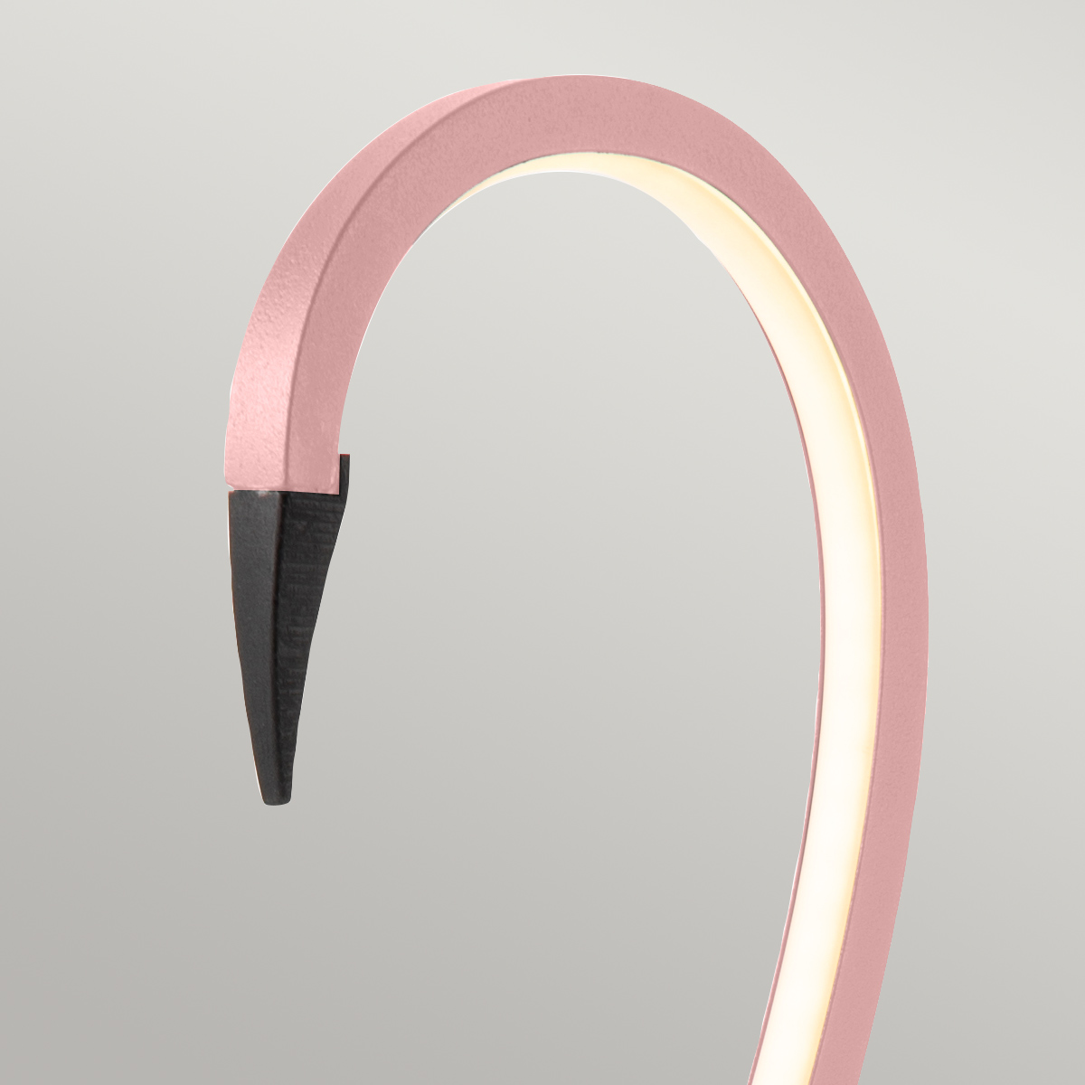Flamingo 50cm Rosa bordslampa från Elstead Lighting - Flamingo &auml;r en konstn&auml;rlig och elegant bordslampa som kombinerar modern design med skulptural estetik.