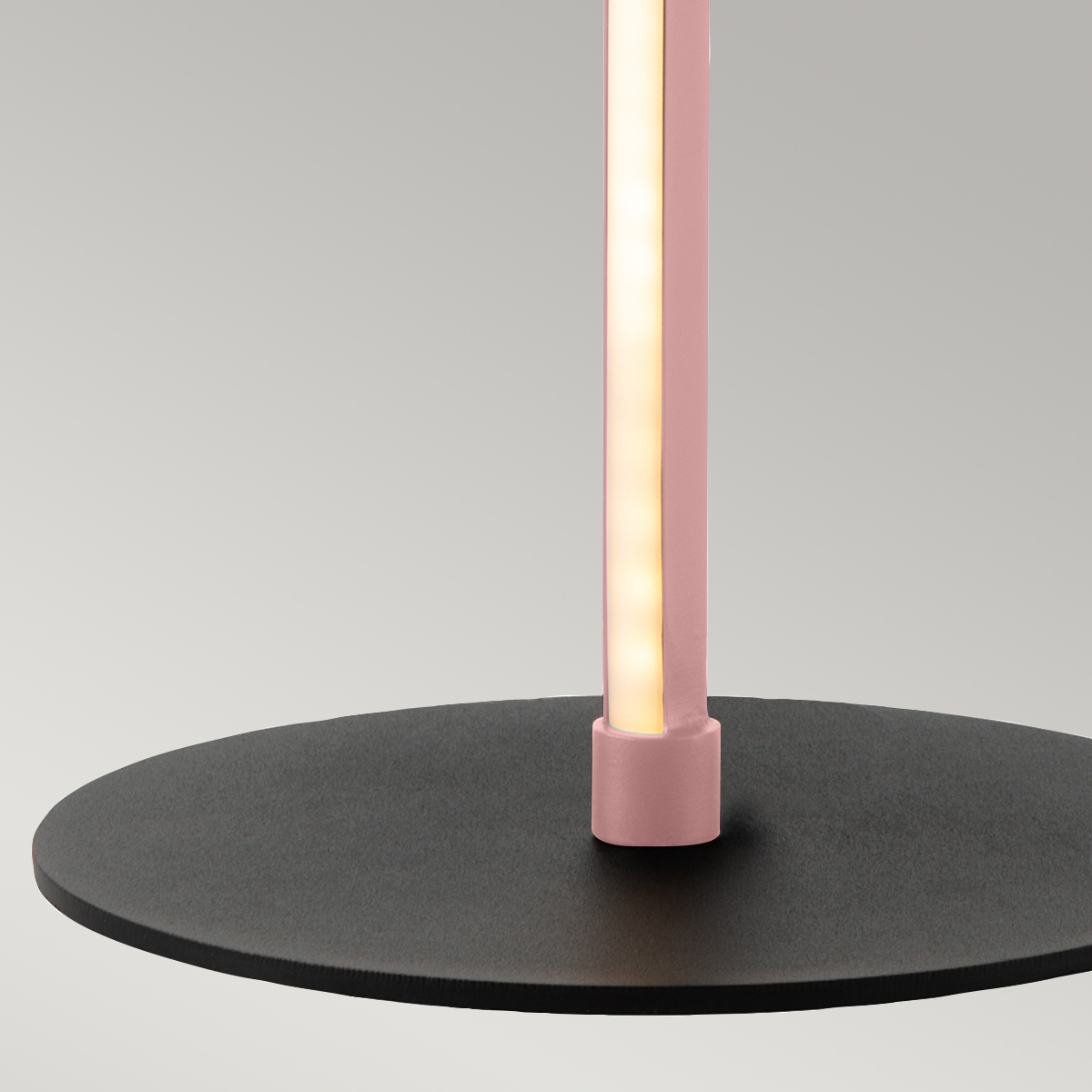 Flamingo 50cm Rosa bordslampa från Elstead Lighting - Flamingo &auml;r en konstn&auml;rlig och elegant bordslampa som kombinerar modern design med skulptural estetik.