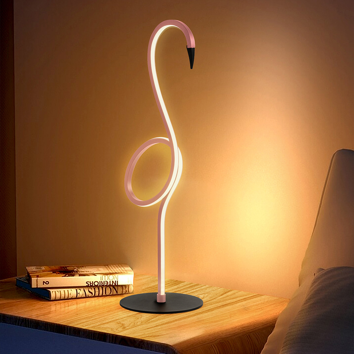 Flamingo 50cm Rosa bordslampa från Elstead Lighting - Flamingo &auml;r en konstn&auml;rlig och elegant bordslampa som kombinerar modern design med skulptural estetik.