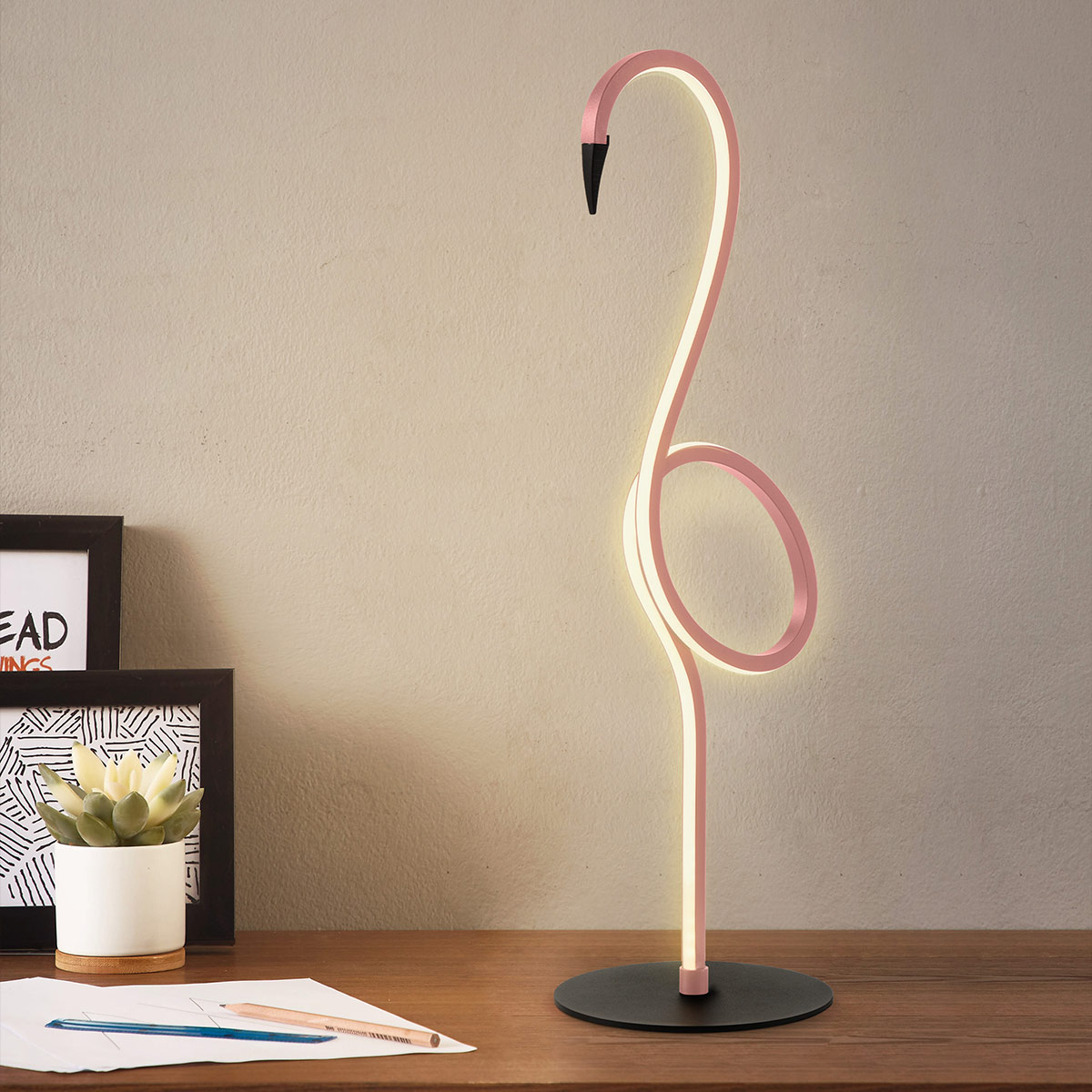 Flamingo 50cm Rosa bordslampa från Elstead Lighting - Flamingo &auml;r en konstn&auml;rlig och elegant bordslampa som kombinerar modern design med skulptural estetik.