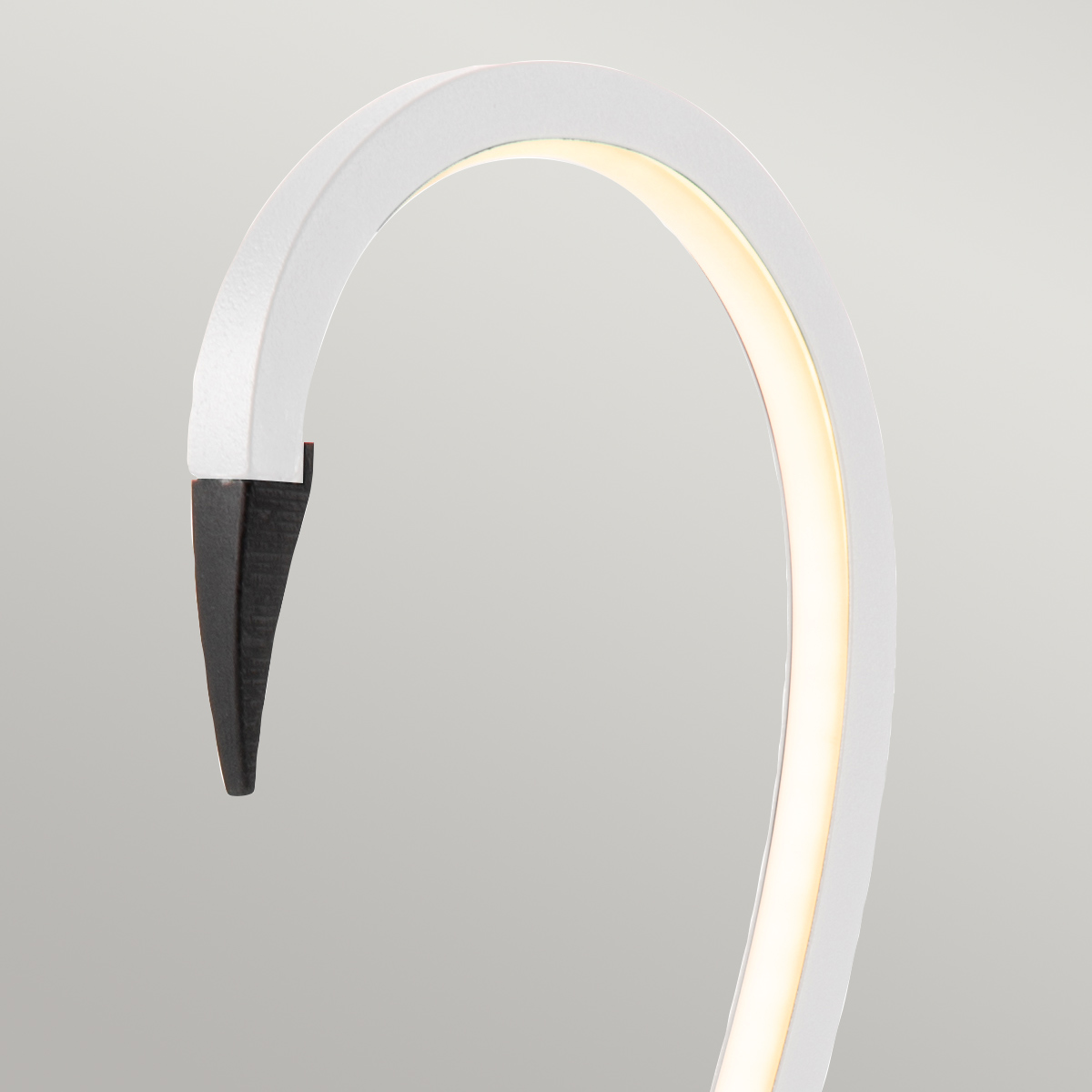 Flamingo 50cm Vit bordslampa från Elstead Lighting - Flamingo &auml;r en konstn&auml;rlig och elegant bordslampa som kombinerar modern design med skulptural estetik.