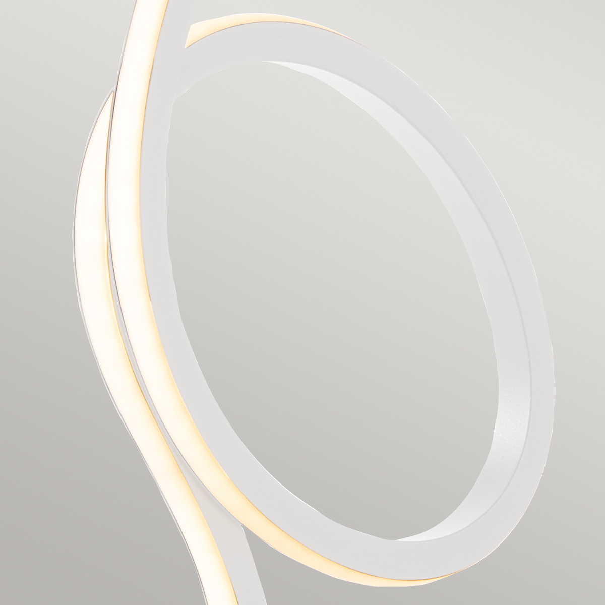 Flamingo 50cm Vit bordslampa från Elstead Lighting - Flamingo &auml;r en konstn&auml;rlig och elegant bordslampa som kombinerar modern design med skulptural estetik.
