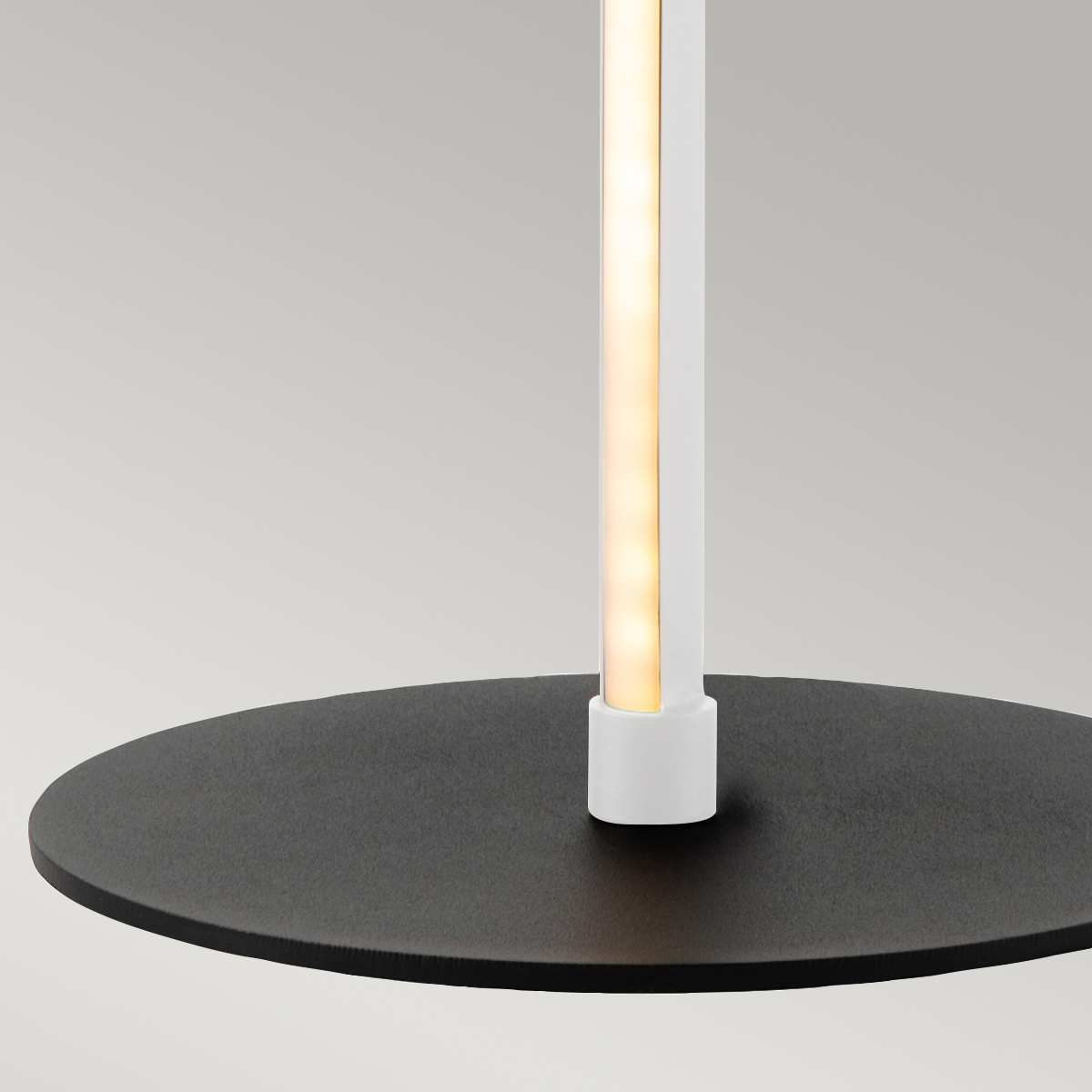 Flamingo 50cm Vit bordslampa från Elstead Lighting - Flamingo &auml;r en konstn&auml;rlig och elegant bordslampa som kombinerar modern design med skulptural estetik.