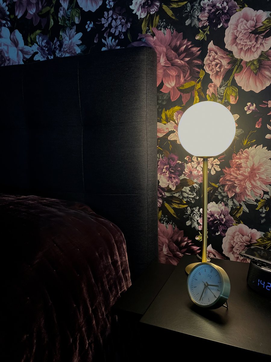 Molekyl 43cm Matt mässing bordslampa från Aneta Lighting - L&aring;t Molekyl bli ett stilrent statement i ditt hem &ndash; perfekt f&ouml;r att ge din inredning ett lyft och sprida ett behagligt ljus d&auml;r det beh&ouml;vs som mest.