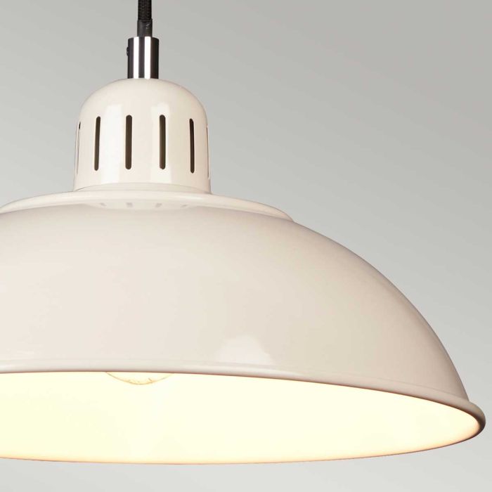 Franklin Ø30 Krämvit taklampa från Elstead Lighting - Den vita insidan av sk&auml;rmen ger en klar och bra ljusspridning.