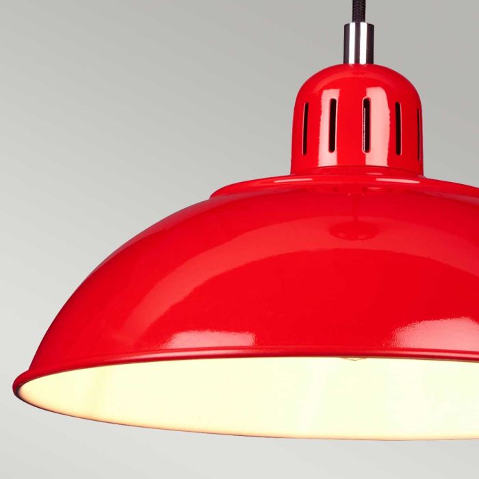 Franklin Ø30 Röd taklampa från Elstead Lighting - Den vita insidan av sk&auml;rmen ger en klar och bra ljusspridning.