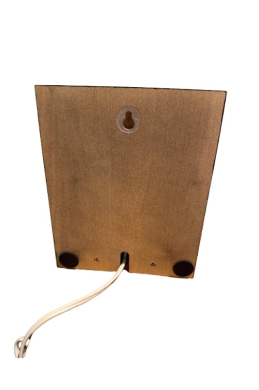 Wallight LED 23cm Ek från Frilight - Den natuliga finishen ger en stilren och modern touch, medan den integrerade belysningen framh&auml;ver detaljerna i ditt konstglas p&aring; ett vackert s&auml;tt.