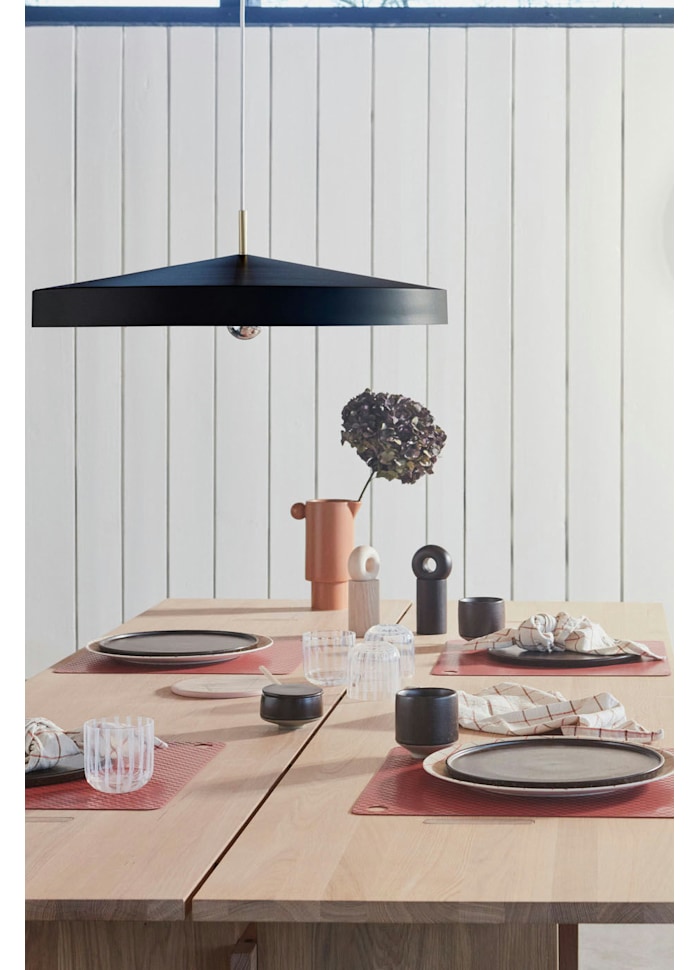 Hatto Ø65 Svart taklampa från OYOY - Hatto pendel i svart har en stilren design med matt finish, eleganta m&auml;ssingsdetaljer och textilsladd.