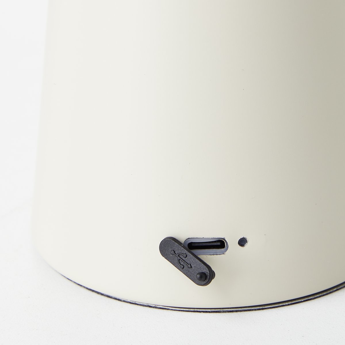 Muffin 18cm Beige portabel från Brilliant - Med sin IP44 klassning g&aring;r Muffin bra att anv&auml;nda utomhus, den b&ouml;r dock laddas och f&ouml;rvaras inomhus.