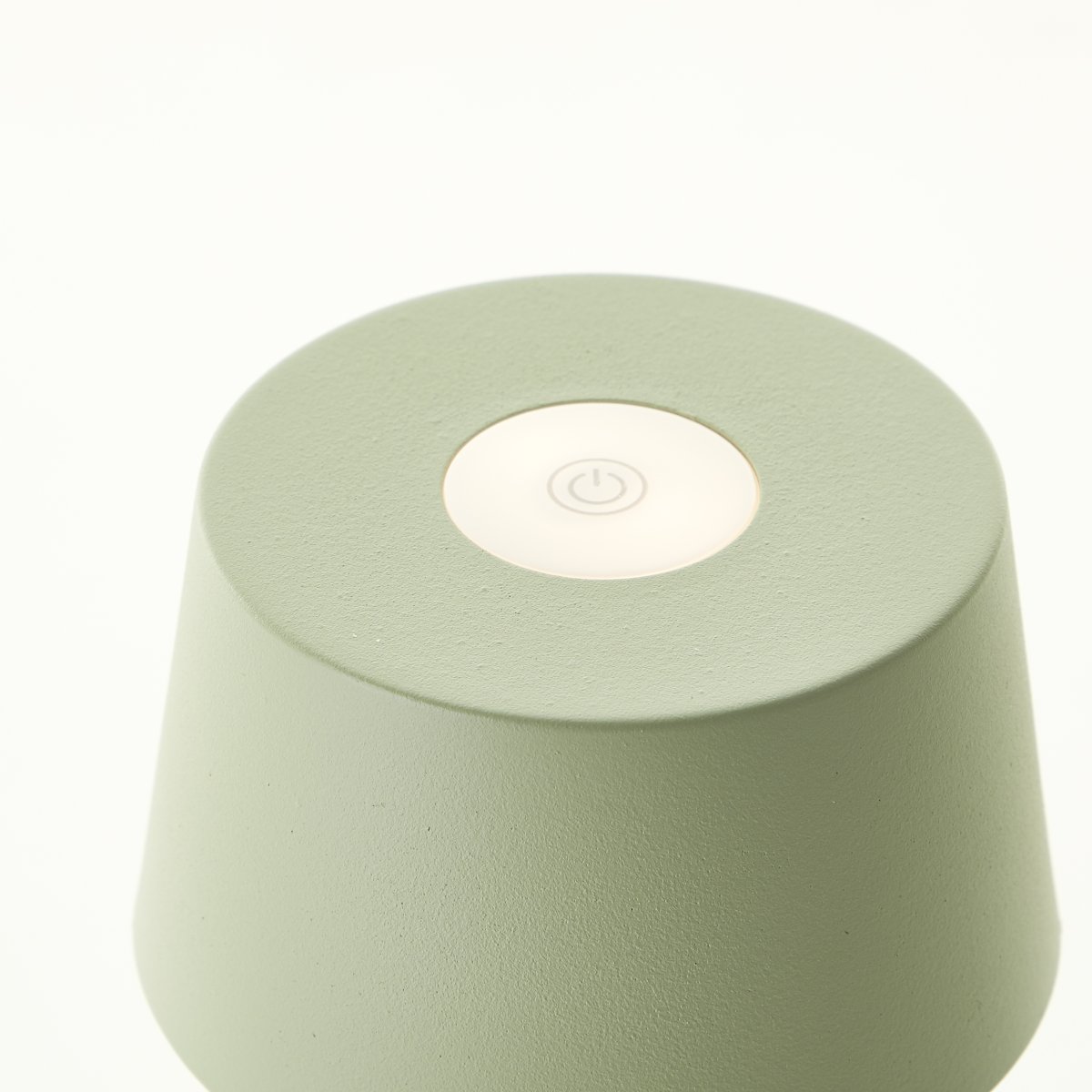Jona 25cm Grön portabel från Brilliant - P&aring; ovansidan av sk&auml;rmen sitter en inbyggd 3-stegs dimmer som g&ouml;r att du enkelt kan justera ljuset i tre olika steg.